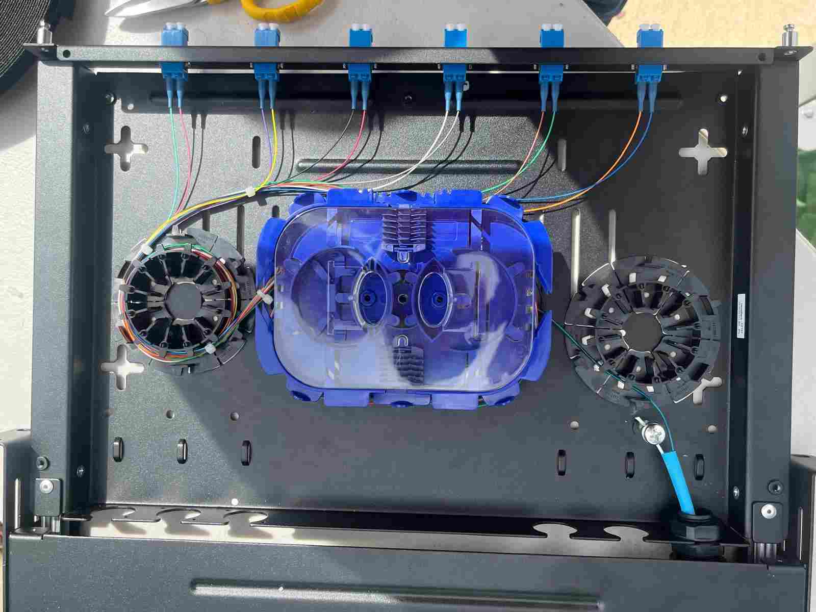 FObot (Fiber Optic Breakout Tray)